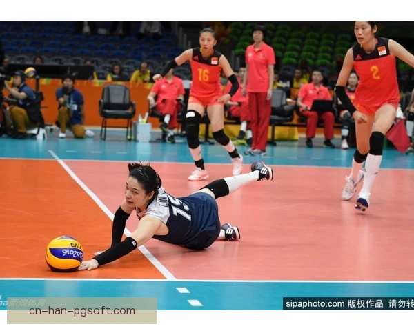 后防组合鱼跃救球成功，全队士气因此瞬间高涨